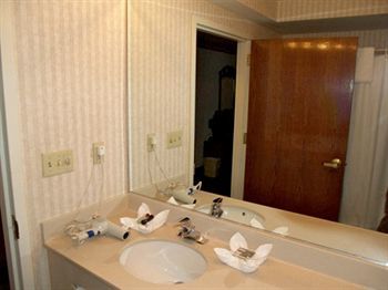 Horizon Inn Авенел Экстерьер фото